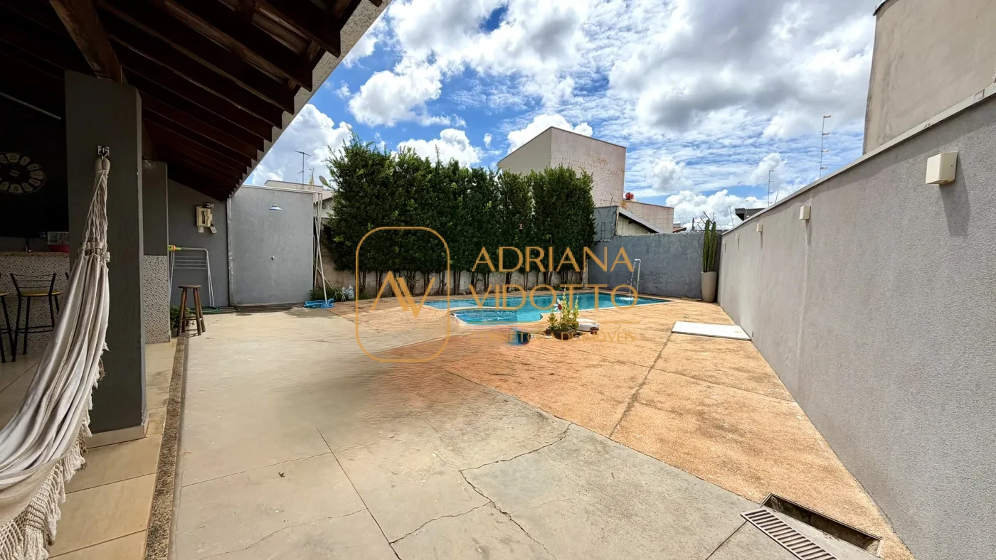 Imagem de CASA TERREA COM 3 QUARTOS, SENDO 1 SUITE, PISCINA E UM QUINTAL ESPAÇOSO