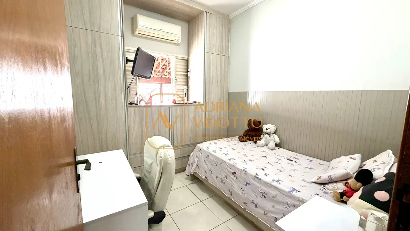 Imagem de CASA TERREA COM 3 QUARTOS, SENDO 1 SUITE, PISCINA E UM QUINTAL ESPAÇOSO