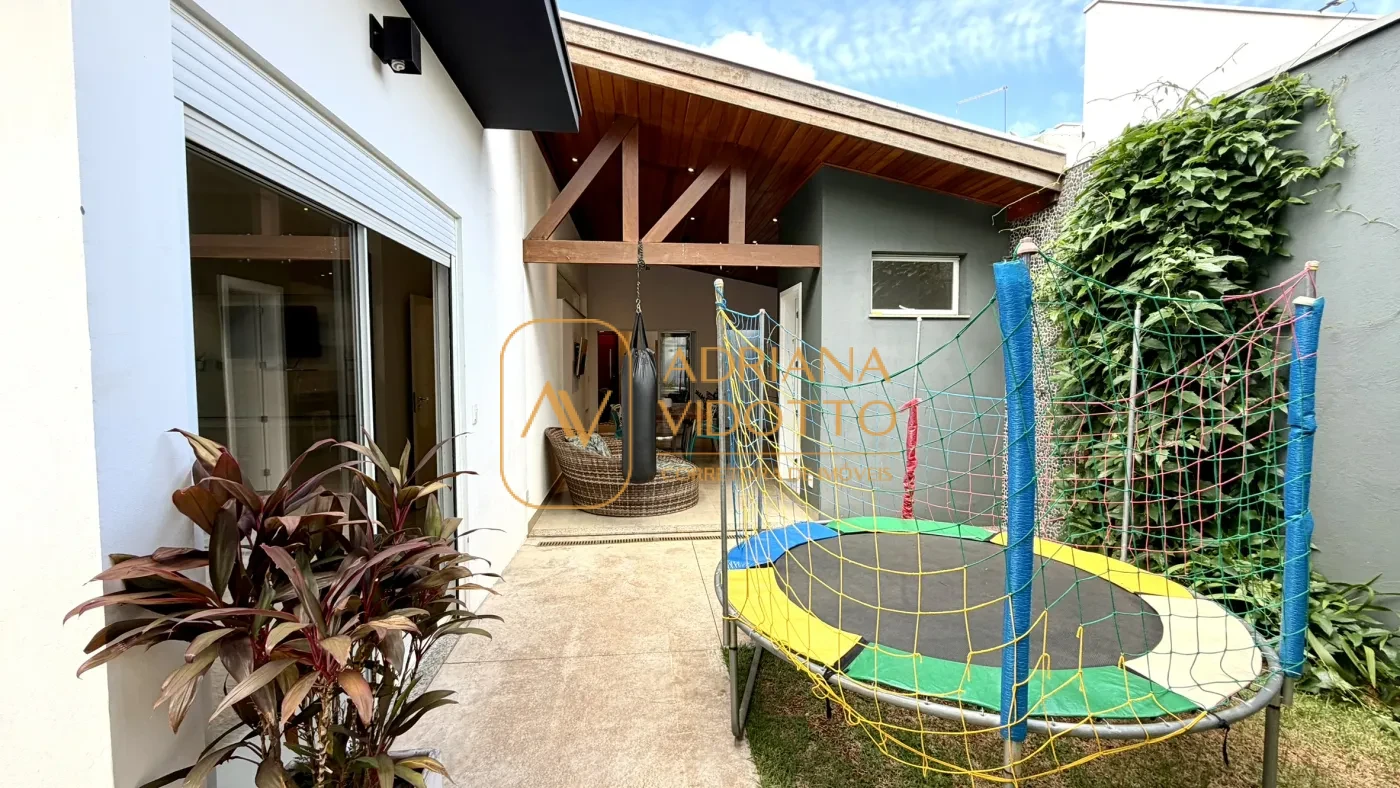 Imagem de CASA TÉRREA EM CONDOMÍNIO BUONA VITA COM 3 QUARTOS, ÁREA GOURMET, QUINTAL GRAMADO E MEZANINO COM ESCRITÓRIO