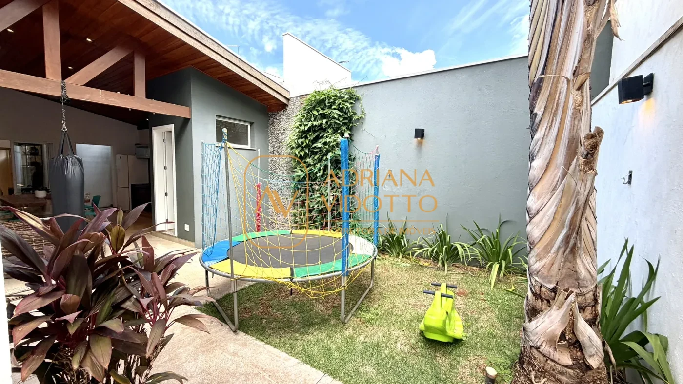 Imagem de CASA TÉRREA EM CONDOMÍNIO BUONA VITA COM 3 QUARTOS, ÁREA GOURMET, QUINTAL GRAMADO E MEZANINO COM ESCRITÓRIO