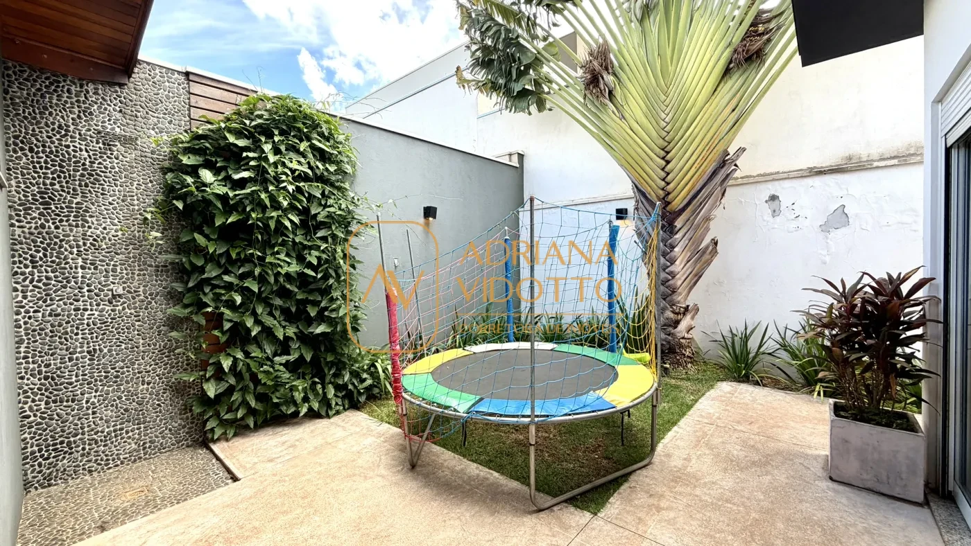 Imagem de CASA TÉRREA EM CONDOMÍNIO BUONA VITA COM 3 QUARTOS, ÁREA GOURMET, QUINTAL GRAMADO E MEZANINO COM ESCRITÓRIO