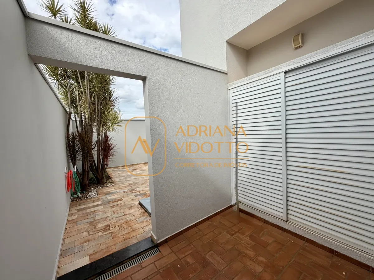 Imagem de SOBRADO À VENDA COM 3 QUARTOS SENDO 1 SUÍTE,  ÁREA GOURMET E PISCINA AQUECIDA.